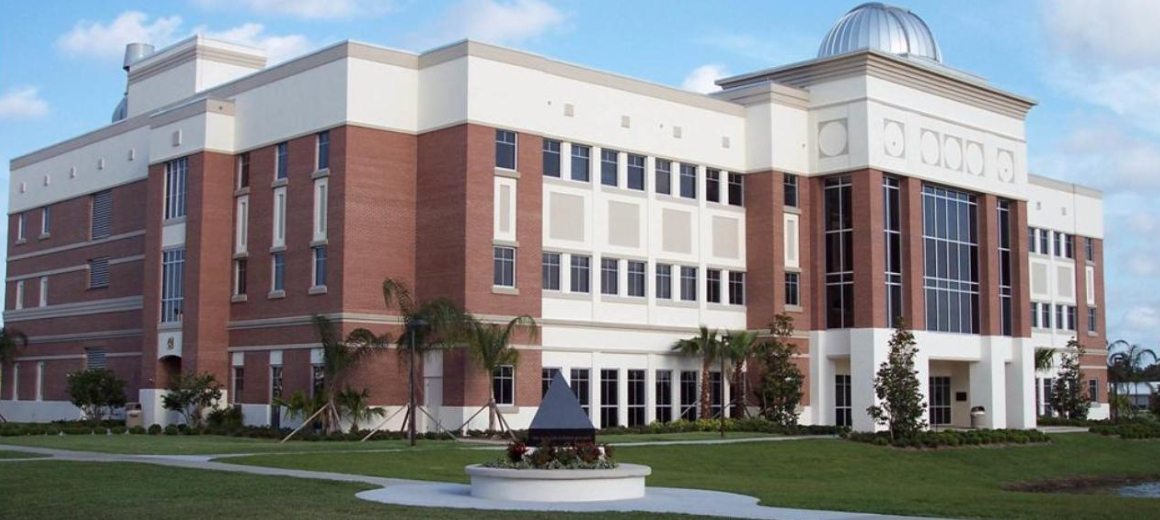 佛罗里达理工学院工程与科学学院大楼的景观.