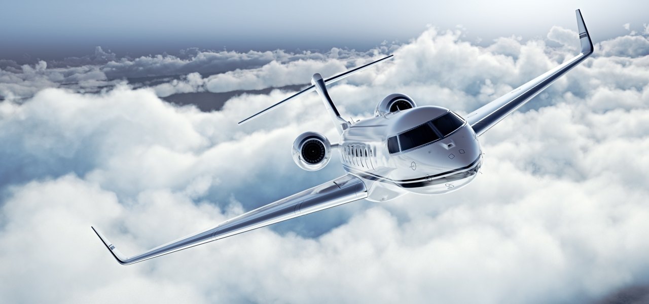 现代私人商务飞机飞过云层