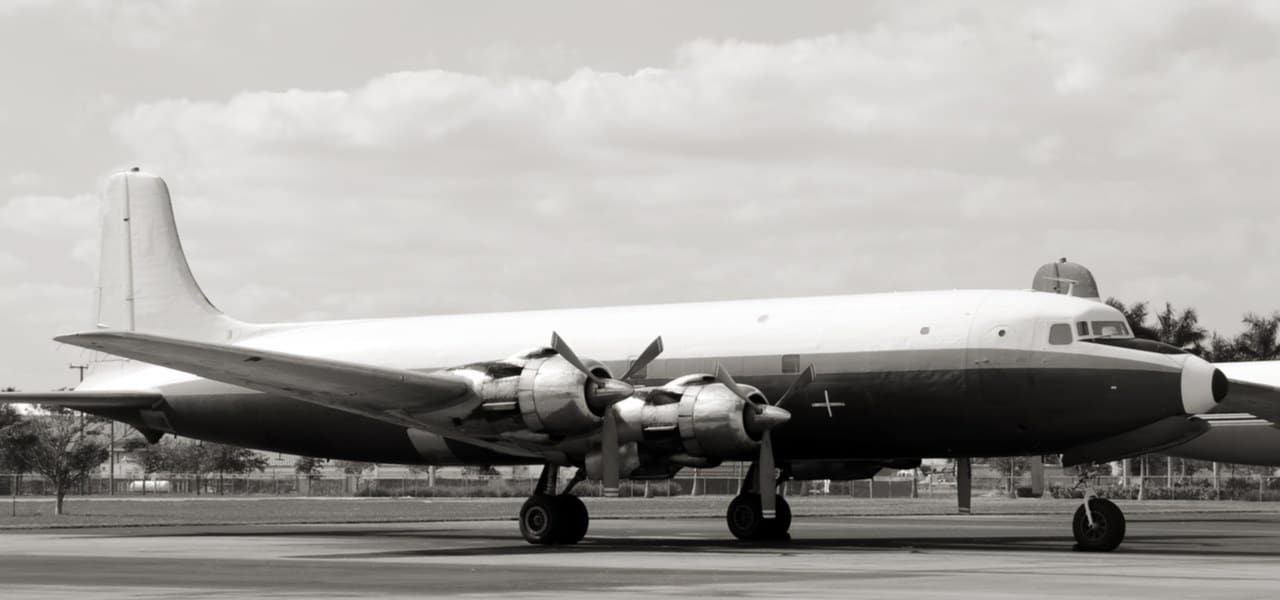 地面上50年代的老式客机黑白相间