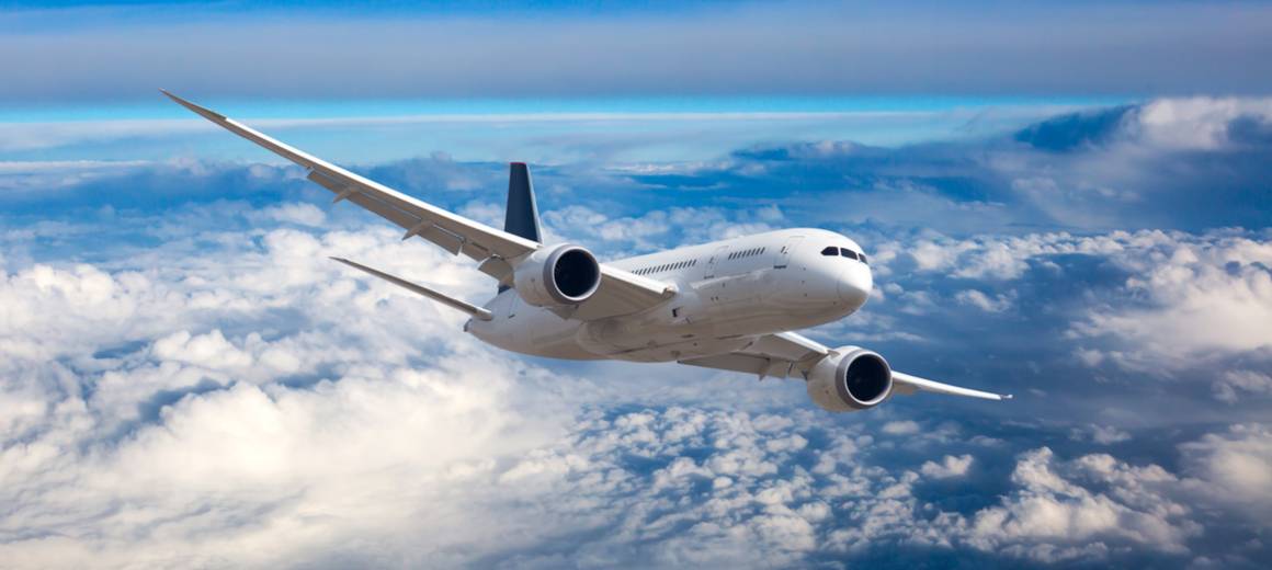 波音787-8 BBJ在蓝天多云的海面上飞行