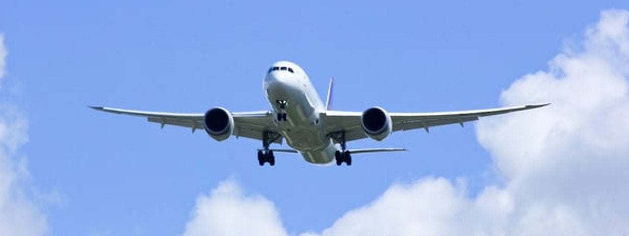 A Boeing 787 coming in to land.