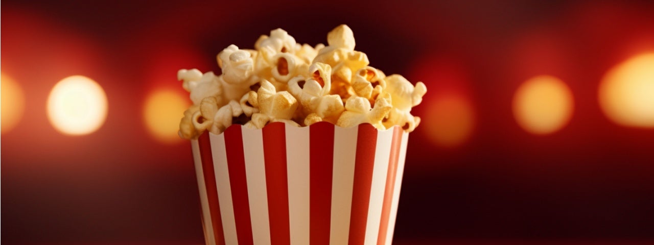 Kino-Popcorn im weiß-rot gestreiften Behälter