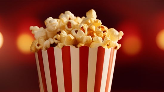 Kino-Popcorn im weiß-rot gestreiften Behälter