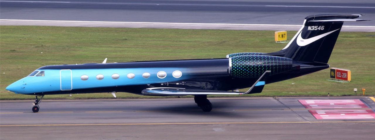 https://images.aircharterservice.com/blog/sep07/blue-private-jet-on-runway-header.jpg
