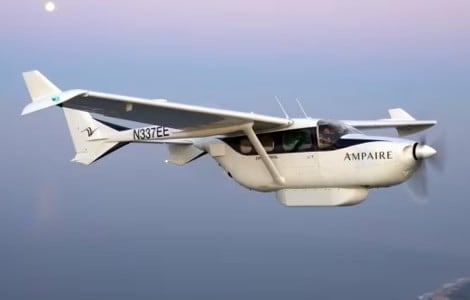 The Ampaire Electric EEL hybrid plane flying through the sky.