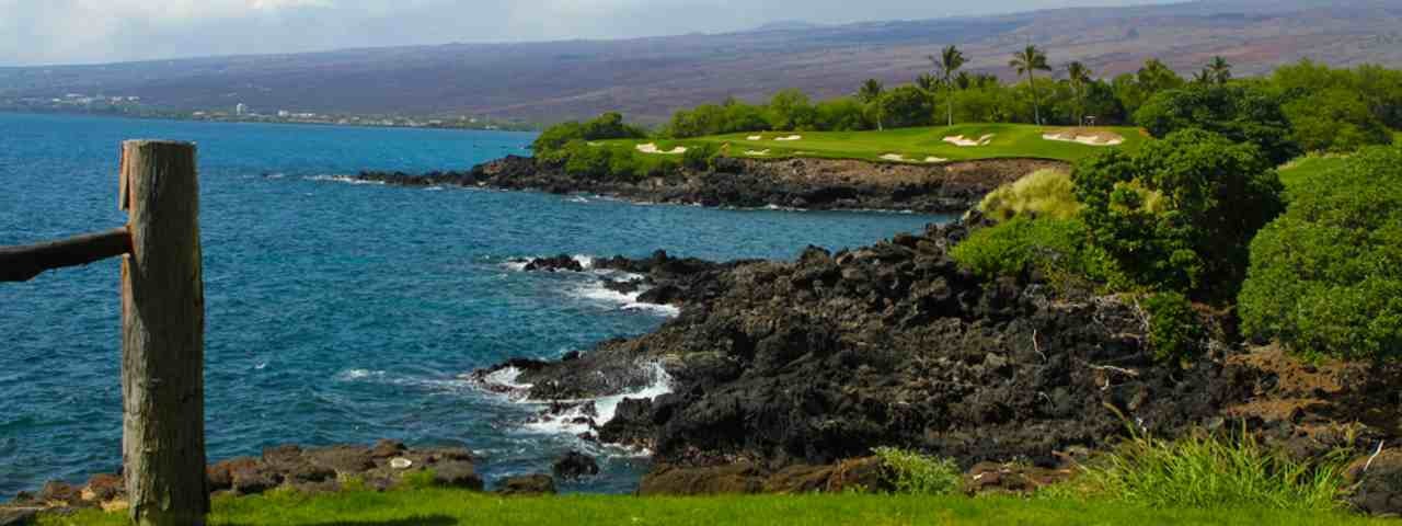 The Mauna Kea Golf Course next to the ocean. 