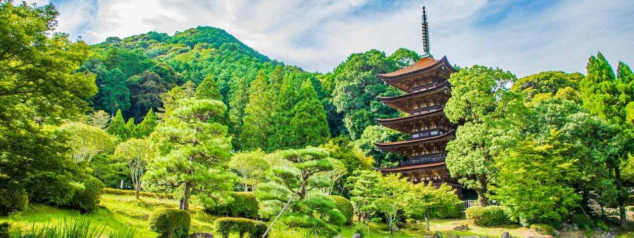  A photograph of the beautiful Yamaguchi Prefecture, showing the Rurikoji Temple, which is a five-storied Pagoda.