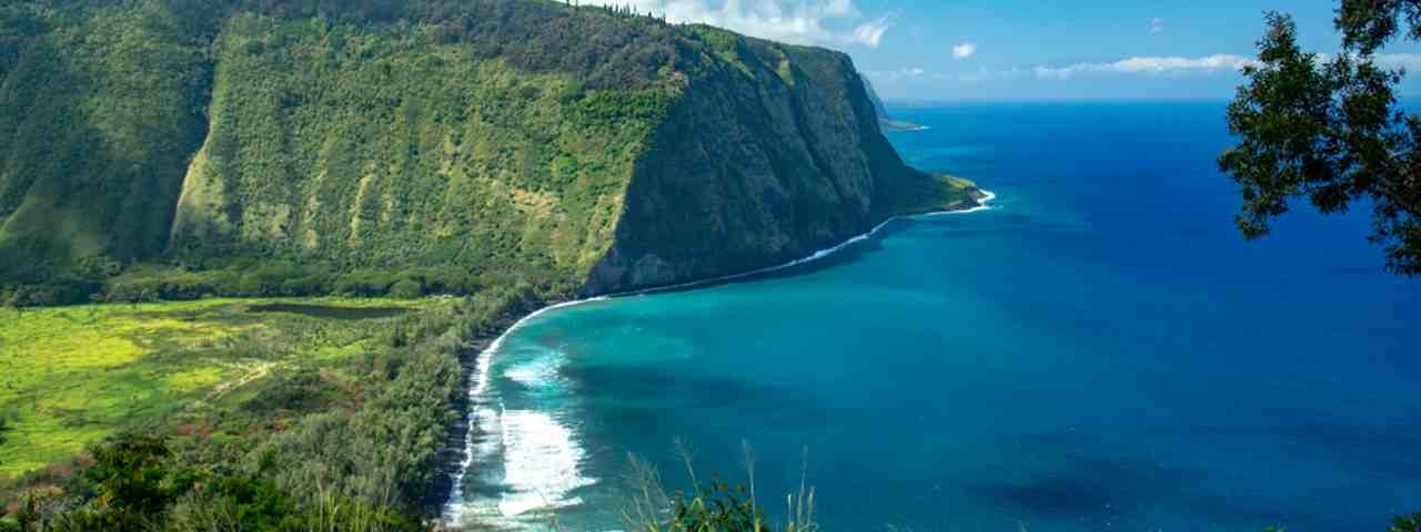 The Waipi’o Valley viewpoint overlooking the ocean and cliffs on Big Island, Hawaii.