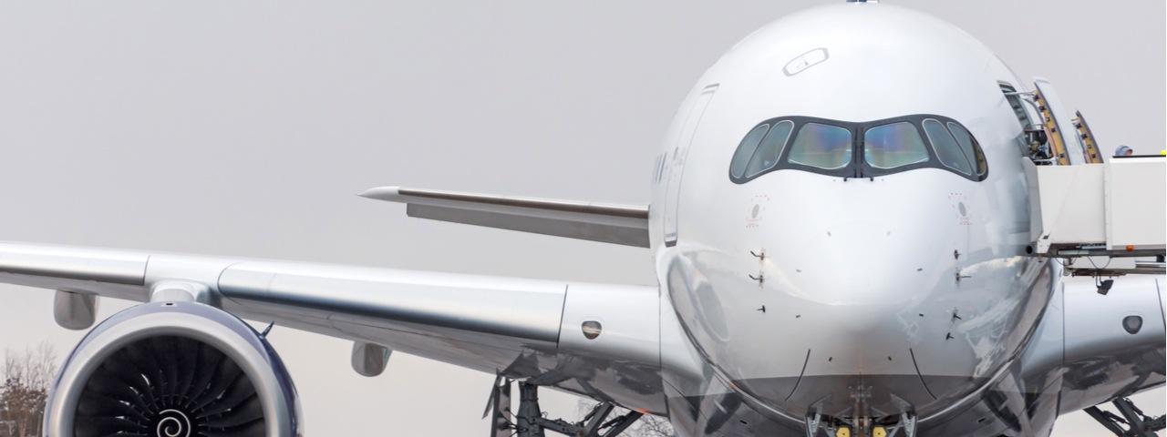 Vue de face du cockpit, du nez, de l'aile et du moteur de l'avion