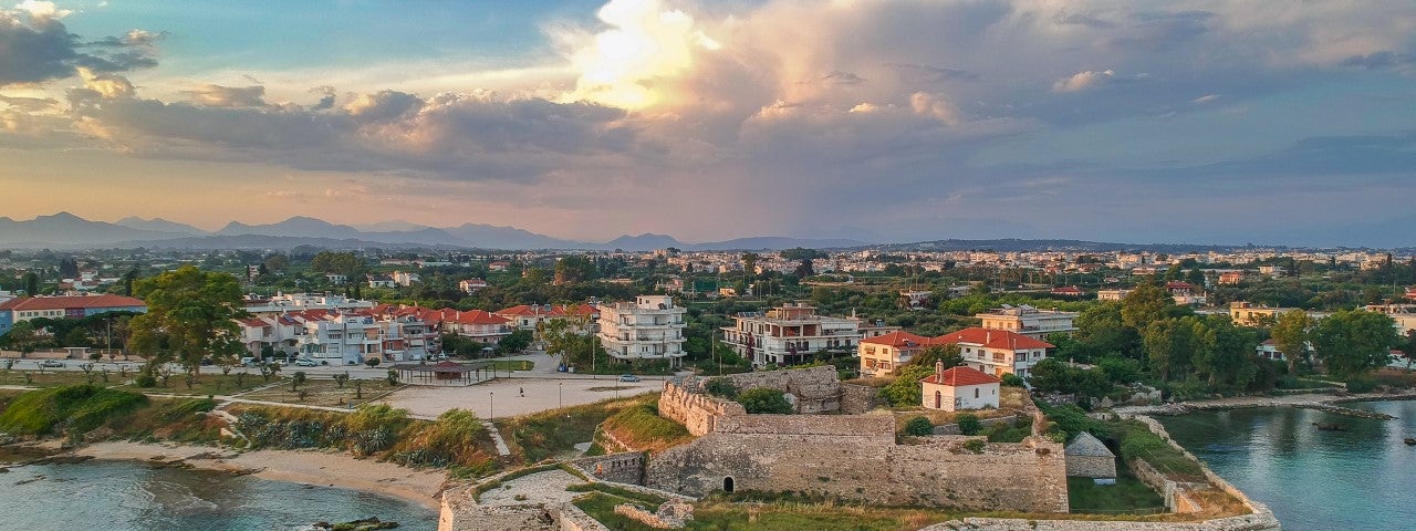 class=responsive-img-banner__desktop