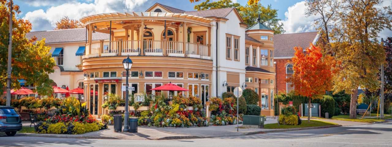 A photograph of Niagara on the Lake, a quaint town in Canada, in the Autumn season.