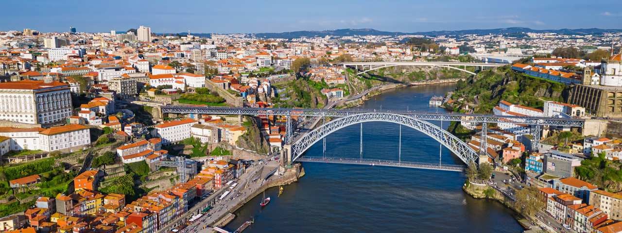 class=responsive-img-banner__desktop