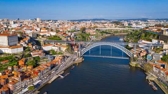 class=responsive-img-banner__desktop