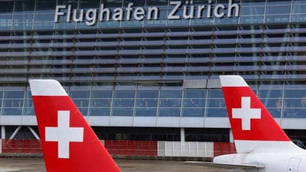 Avion suisse en face de l'aéroport de Zurich