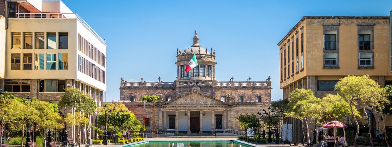 class=responsive-img-banner__desktop