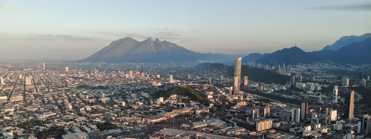 class=responsive-img-banner__desktop