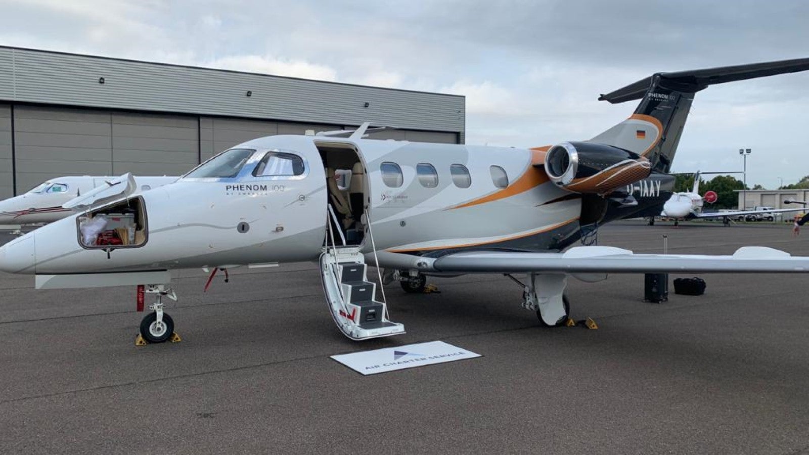 https://images.aircharterservice.com/global/aircraft-guide/private-charter/embraer-phenom-100.jpg?utm_source=chatgpt.com